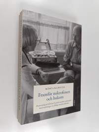 Framför mikrofonen och bakom : en personlig återblick på Svenskt visarkivs verksamhet med inspelningar av folkliga musiktraditioner