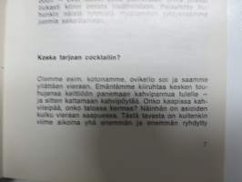 Tornin Cocktailkirja - Tornin kirjat VII, perustietoja ja parisataa reseptiä - sisältää erillisen Tornin Ritarien Pyhän Rituaalijuoman "Neekerinveri" -reseptin