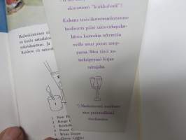 Tornin Cocktailkirja - Tornin kirjat VII, perustietoja ja parisataa reseptiä - sisältää erillisen Tornin Ritarien Pyhän Rituaalijuoman "Neekerinveri" -reseptin