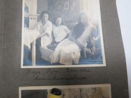 Valokuva-albumi 1920-luvulta, paljon kuvia Helsingistä, opiskelijaelämää, ym. mukana 1kpl pikakuvaamo "ASA":n kuva