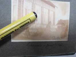 Valokuva-albumi 1920-luvulta, paljon kuvia Helsingistä, opiskelijaelämää, ym. mukana 1kpl pikakuvaamo "ASA":n kuva