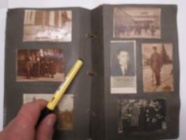 Valokuva-albumi 1920-luvulta, paljon kuvia Helsingistä, opiskelijaelämää, ym. mukana 1kpl pikakuvaamo "ASA":n kuva