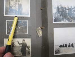 Valokuva-albumi 1920-luvulta, paljon kuvia Helsingistä, opiskelijaelämää, ym. mukana 1kpl pikakuvaamo "ASA":n kuva