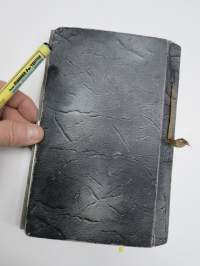 Valokuva-albumi 1920-luvulta, paljon kuvia Helsingistä, opiskelijaelämää, ym. mukana 1kpl pikakuvaamo "ASA":n kuva