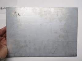 Älä tallaa nurmikoita -kyltti