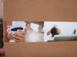 Volvo V70 / XC70 2003 -myyntiesitekansio, jossa 2 x DVD ja 3 painettua esitettä ympäritö / huolto / asiakkaan edut