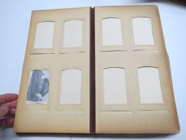 Valokuva-albumi visiittikortti- ja kabinettikuville -vanha, käytössä ollut valokuva-albumi, käytettävissä uudelleen, kohtuukuntoinen, pellavakankainen suojus