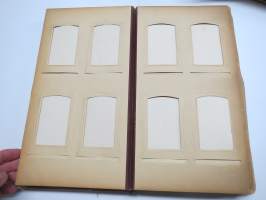 Valokuva-albumi visiittikortti- ja kabinettikuville -vanha, käytössä ollut valokuva-albumi, käytettävissä uudelleen, kohtuukuntoinen, pellavakankainen suojus