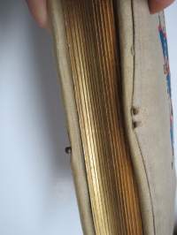 Valokuva-albumi visiittikortti- ja kabinettikuville -vanha, käytössä ollut valokuva-albumi, käytettävissä uudelleen, kohtuukuntoinen, pellavakankainen suojus