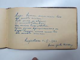 Muistokirja - Aune Heleena Ruuth (Suojaasto, Vehmaa) -muistokirja kiiltokuvineen ja  teksteineen vv. 1919-1923, runsaasti kiiltokuvia, kaikki näkyvät kohteen kuvista