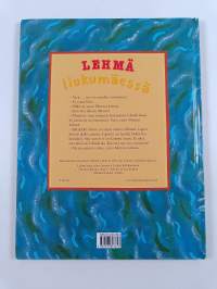 Lehmä liukumäessä