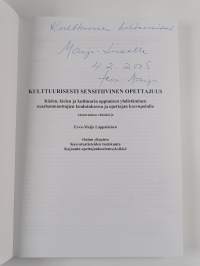 Kulttuurisesti sensitiivinen opettajuus : käden, kielen ja kulttuurin oppimisen yhdistäminen maahanmuuttajien koulutuksessa ja opettajan kasvupolulla (signeerattu...