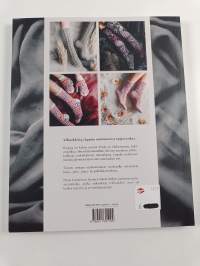 Satumaiset silmukat : neulo villasukkia ja lapasia