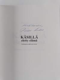 Käsillä eletty elämä - käsityökulttuurin jäljillä taidosta tieteeksi (signeerattu)