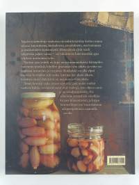 Vanhan ajan keittiö : kirja kuivattamisesta, graavaamisesta, suolaamisesta, savustamisesta, makkaroiden täyttämisestä, marinoimisesta, hapattamisesta, lipeöimises...