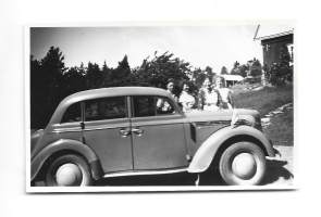 Moskvitš 400 tai 401 (, "piikkinokka-Mosse". -  autovalokuva valokuva 6x9 cm