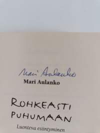 Rohkeasti puhumaan : luonteva esiintyminen (signeerattu)