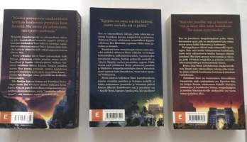 Kuninkaan korva trilogia : Kyyroksen kirja, Kambyseen kirja, Vale-Bardijan kirja.
