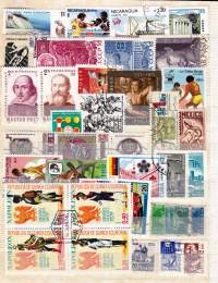 Filatelia koko maailma säilökirja (16 sivua, 23 x 17 cm). Paljon vanhaa Ruotsia mukana, myös uudempia postimerkkejä.