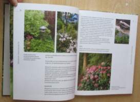 Varjokasvit : runsautta ja hehkua puutarhaan