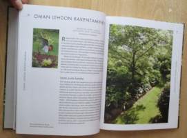 Varjokasvit : runsautta ja hehkua puutarhaan