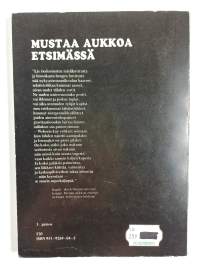 Mustaa aukkoa etsimässä