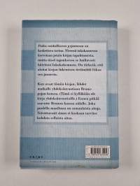 Poika raidallisessa pyjamassa