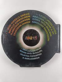 Avaruus : tähdet, planeetat, galaksit ...aurinkokunnasta maailmankaikkeuden rajoille