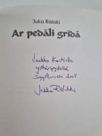 Ar pedāli grīdā (signeerattu, tekijän omiste)