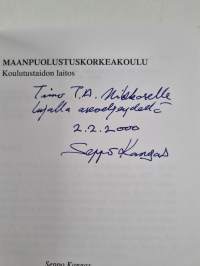 Rauhanturvaajaseurakunta puolustusvoimien vuosina 1918-1998 tekemän kirkollisen työn konstruktiona (signeerattu, tekijän omiste)
