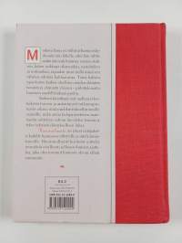 Hämärä luonto : aamunkoista yön tuhmaan lintuun : niiden käyttäytymisestä ja elämästä yleensä