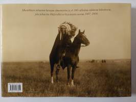 Pohjois-Amerikan intiaanit : Edward S. Curtisin ainutlaatuinen kuvakokoelma