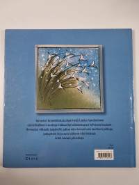 Korkealla päällä pilvien puutarha sininen