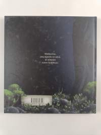 Menninkäistaajuudella : kirja Ilopeetu Veikkosen kuvakokoelmista