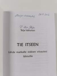 Tie itseen : lähde matkalle sisäisen viisautesi lähteille (signeerattu, tekijän omiste)