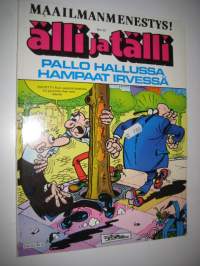 Älli ja Tälli nro 22 pallo hallussa hampaat irvessä