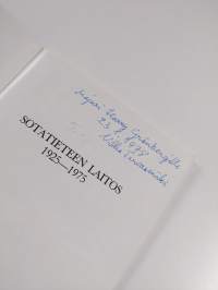 Sotatieteen laitos 1925-1975 (signeerattu, tekijän omiste)