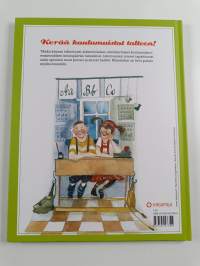 Koululaisen oma kirja : tärkeät muistot talteen