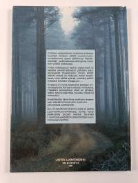 Pöllöjen salaperäinen maailma : pöllöt suomalaisten luonnonvalokuvaajien kuvaamina