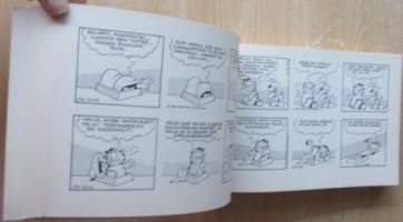 Paksu-Karvinen 4 : Karvinen täyttää pyöreitä - Karvinen metkut mielessä - Karvinen suuntana lounas