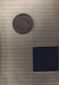 Kaarina Kari -mitali, kotelossa