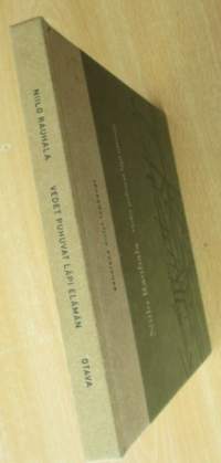 Vedet puhuvat läpi elämän : runoja