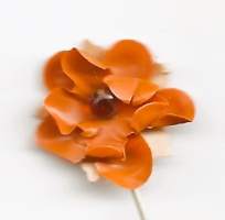 Vappukukka   vappumerkki  1932- neulamerkki  rintamerkki   /   Maitopisarayhdistys Vappukukka on pieni muovinen tai pahvinen rintamerkki, joita myydään