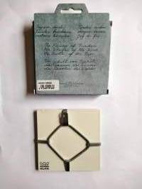Arabia seinälautanen, Kevät herää. Design: Heljä Liukko-Sundström.  Alkuperäisessä pahvipakkauksessa