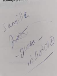 Runoja peilikuvalle (signeerattu, tekijän omiste)