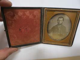 Dagerrotypia / dagerrotyyppi -valokuva kotelossa, noin 7 x 11 cm eli "quarter-plate" / neljänneslevyn kokoinen, kohtuukunto, hopeoidussa pinnassa joitakin pilkkuja