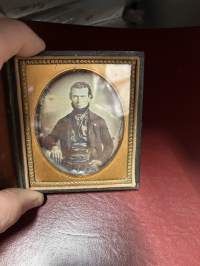 Dagerrotypia / dagerrotyyppi -valokuva kotelossa, noin 7 x 11 cm eli "quarter-plate" / neljänneslevyn kokoinen, kohtuukunto, hopeoidussa pinnassa joitakin pilkkuja