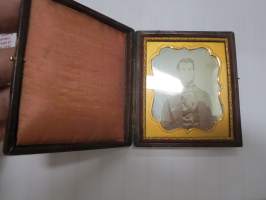 Dagerrotypia / dagerrotyyppi -valokuva kotelossa, noin 7 x 11 cm eli "quarter-plate" / neljänneslevyn kokoinen, kohtuukunto, hopeoidussa pinnassa joitakin pilkkuja