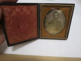 Dagerrotypia / dagerrotyyppi -valokuva kotelossa, noin 7 x 11 cm eli "quarter-plate" / neljänneslevyn kokoinen, kohtuukunto, hopeoidussa pinnassa joitakin pilkkuja
