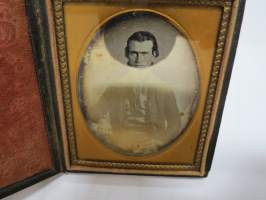 Dagerrotypia / dagerrotyyppi -valokuva kotelossa, noin 7 x 11 cm eli "quarter-plate" / neljänneslevyn kokoinen, kohtuukunto, hopeoidussa pinnassa joitakin pilkkuja